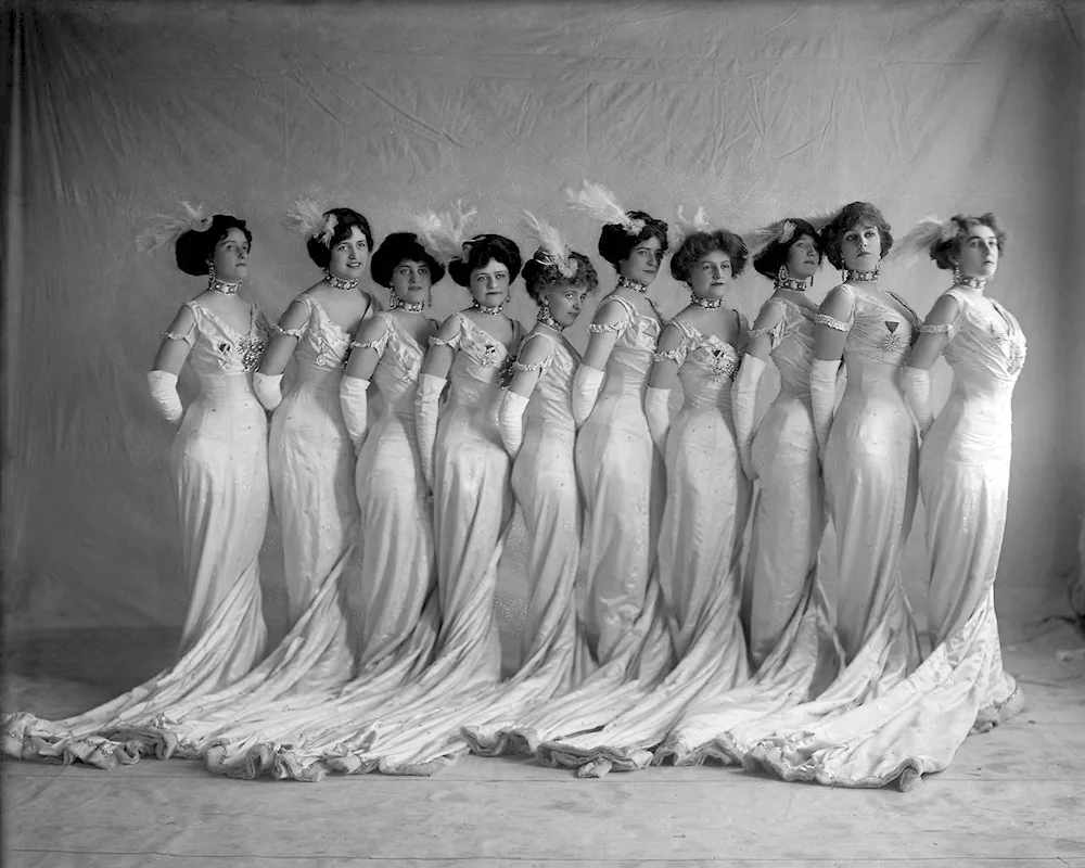 Women's hairstyles and headdresses of the Positivist era 19th century.