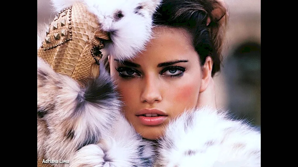 Model Adriana Lima