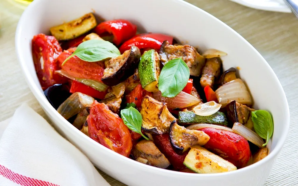 Salad with aubergines and tomatoes and cilantro
