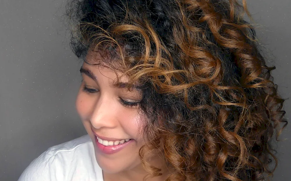 Afro curls Shakira