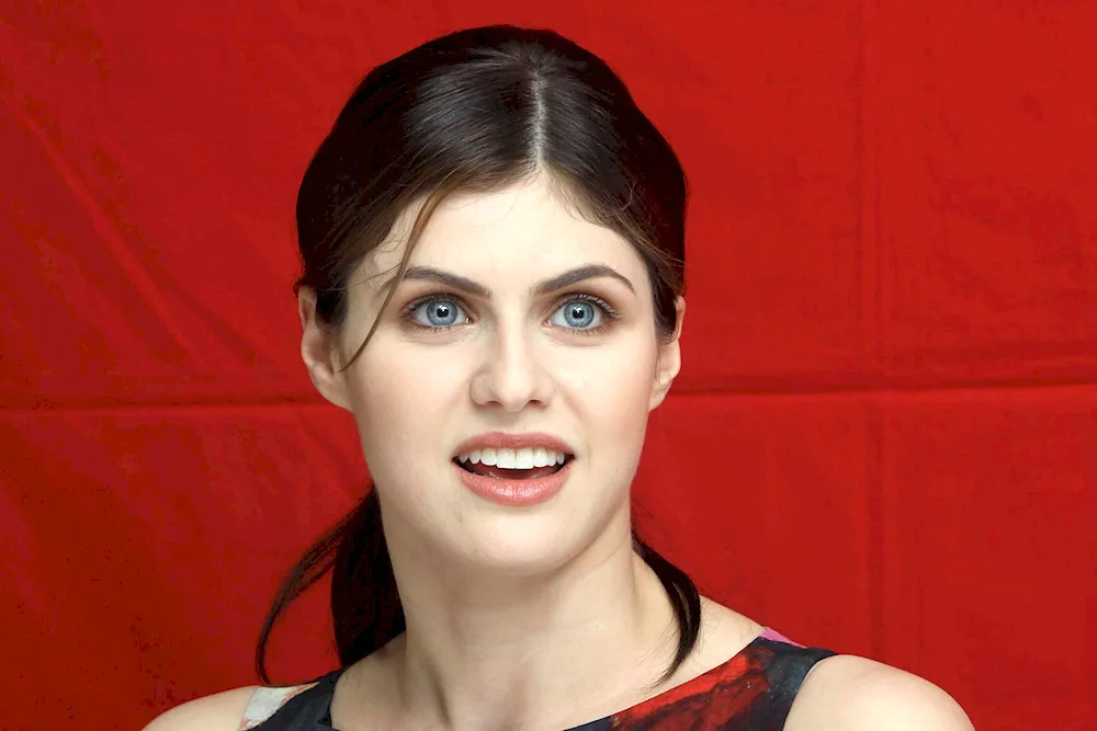 Alexandra Daddario Wallpaper