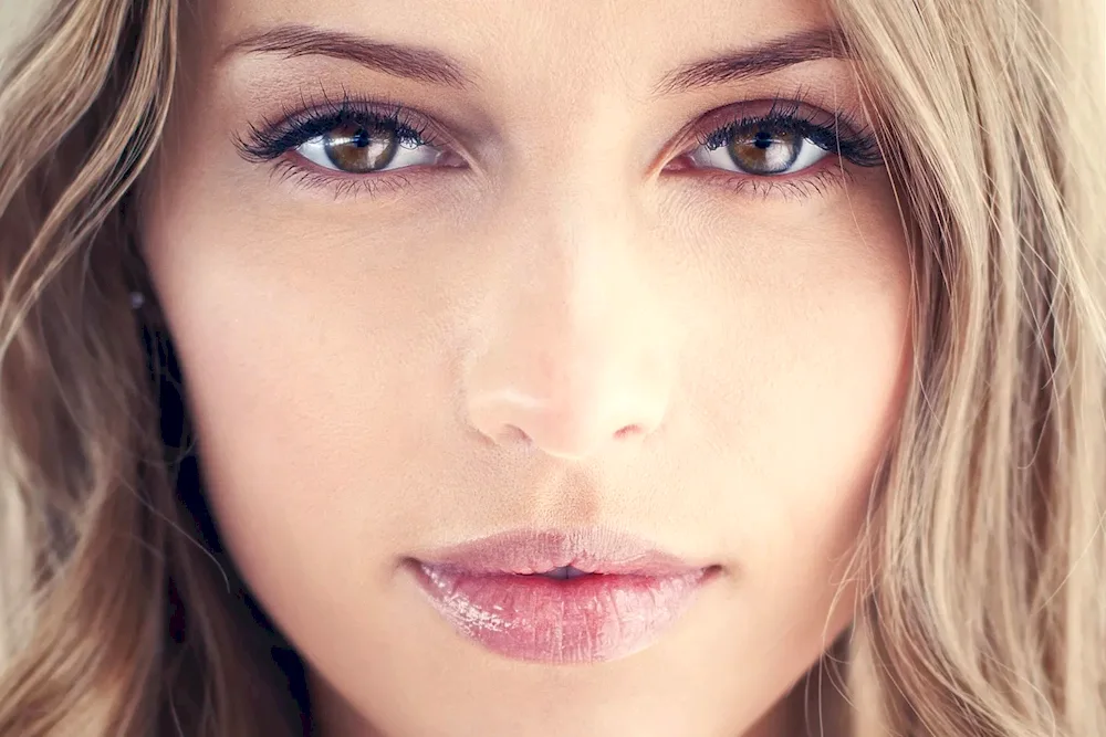 Blondin with brown eyes