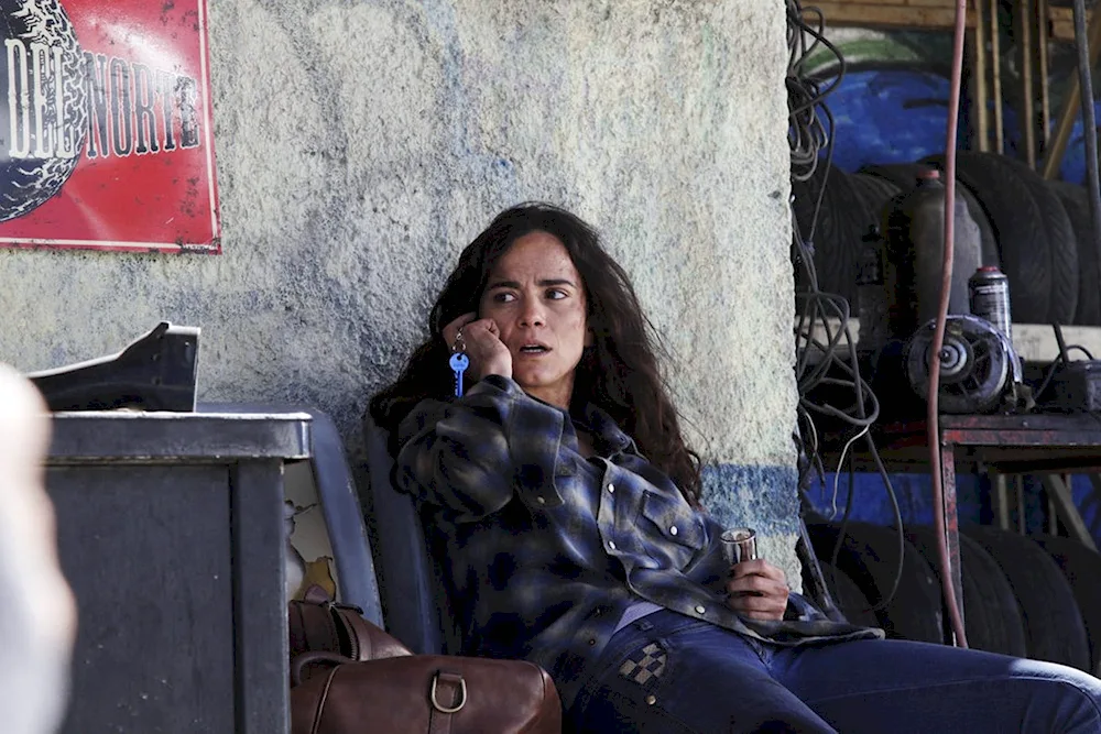 Alice Braga Predators 2010