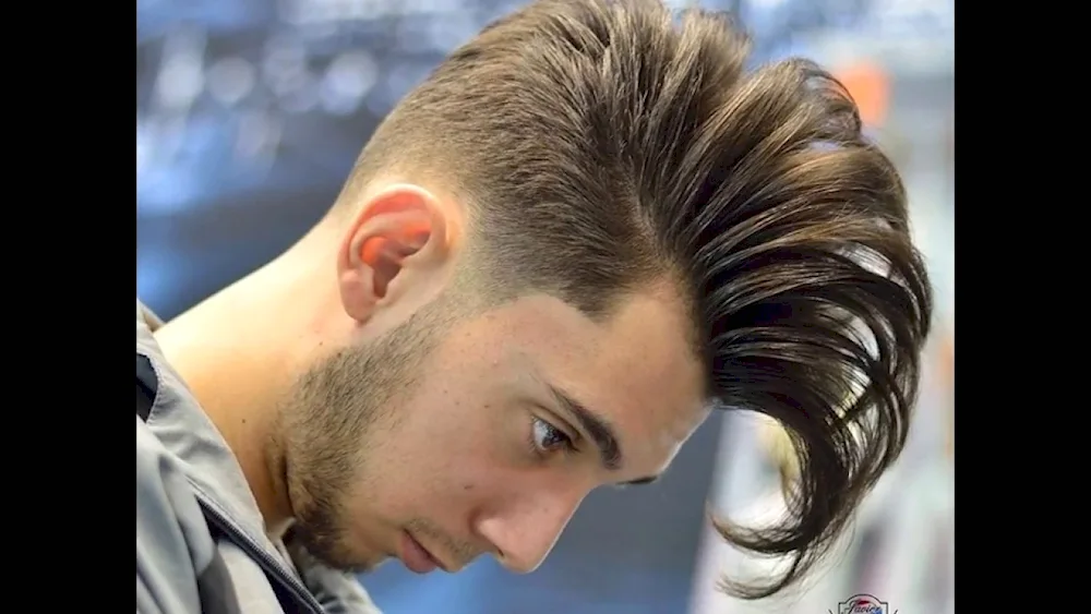Men's haircut in salon