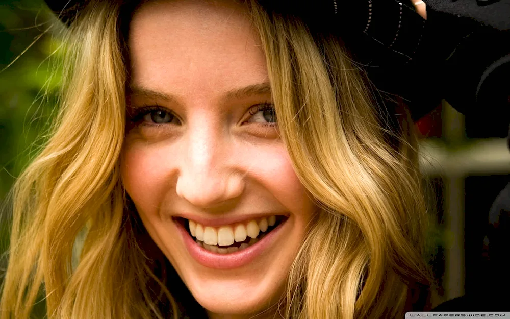 Annabelle Wallis