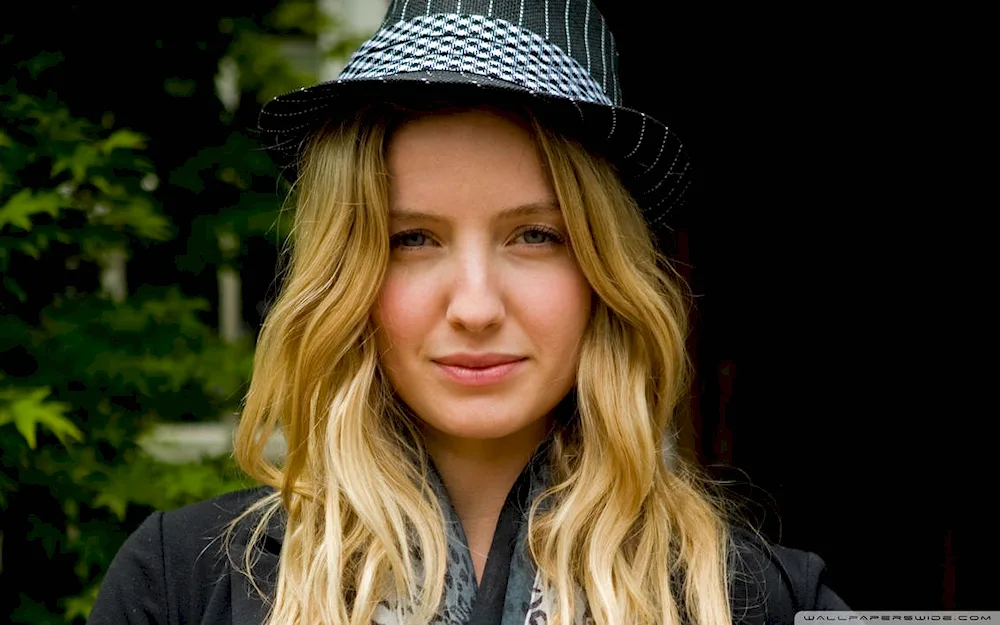 Annabelle Wallis