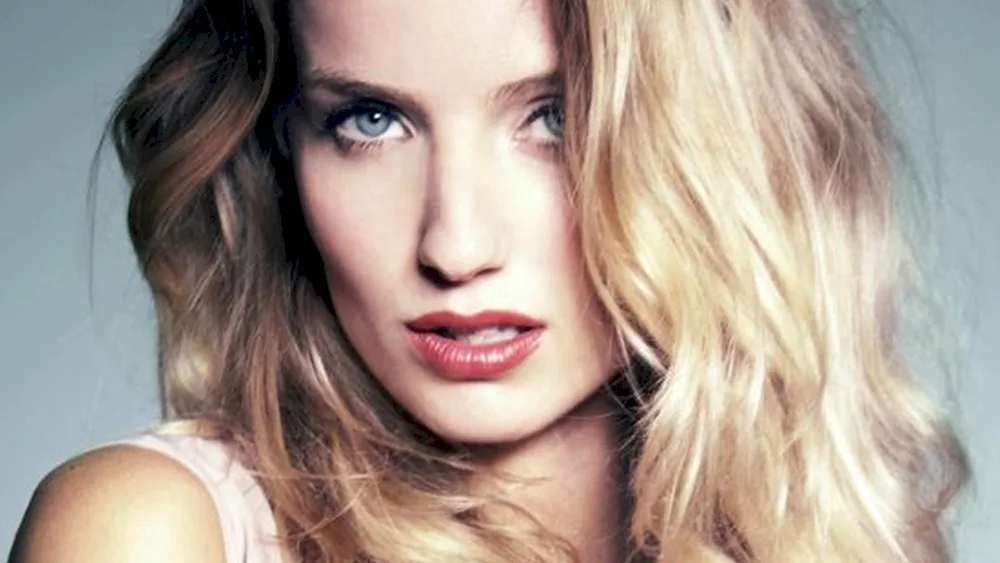 Annabelle Wallis