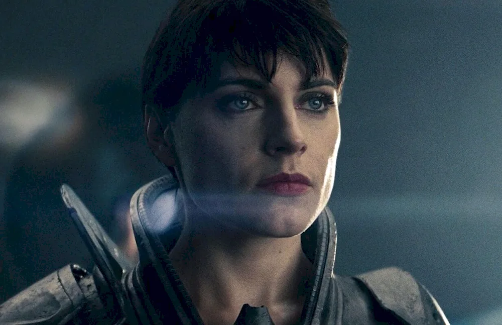 Antje Traue Faora-. Street