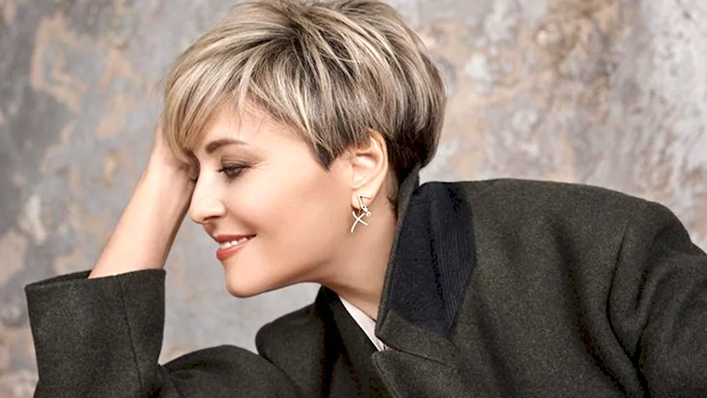 Bob haircut with asymmetry haircut