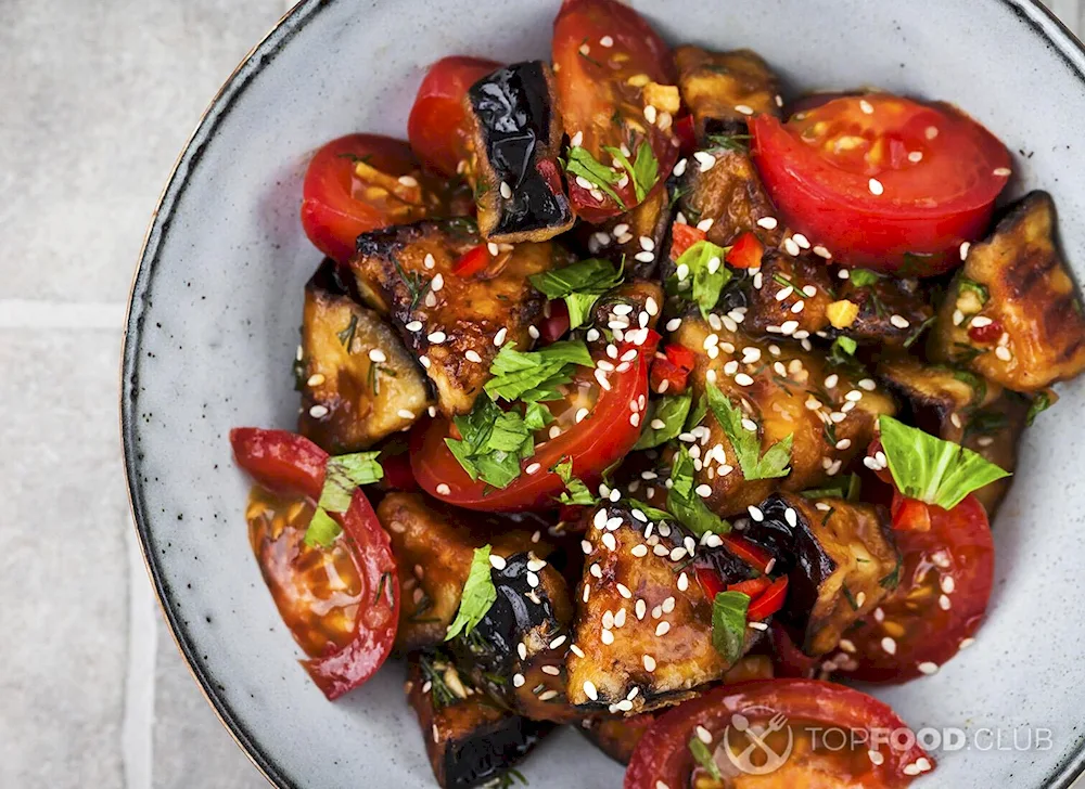 Salad with aubergine and tomatoes and pepper