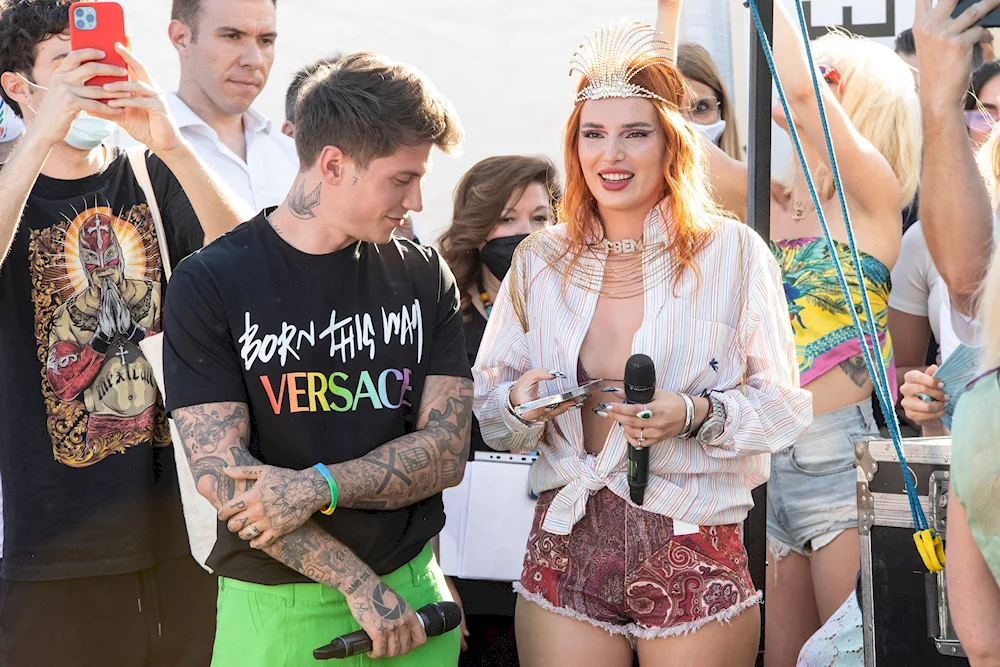 Bella Thorne and her girlfriend