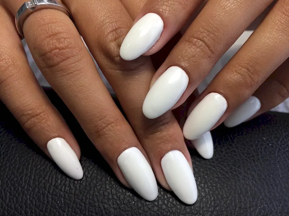 Milk nude manicure almond