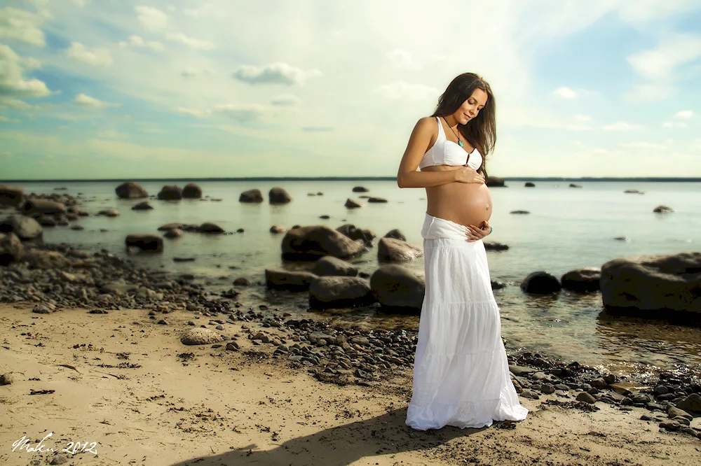 Pregnant photo shoot on the sea