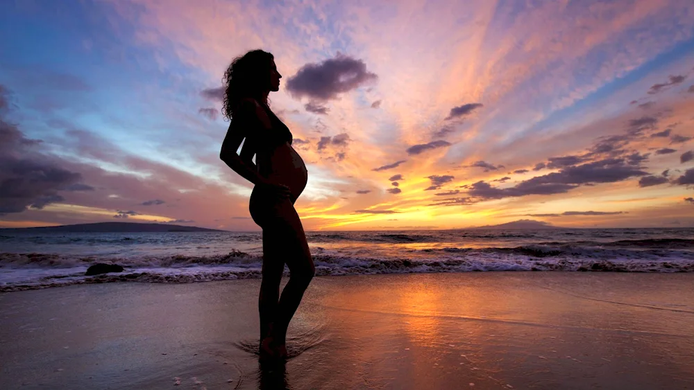 Pregnant photo shoot on the sea