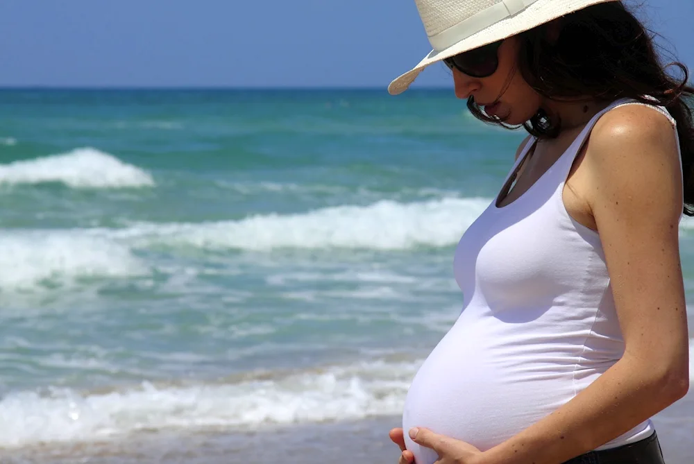 Pregnant photoshoot at the sea