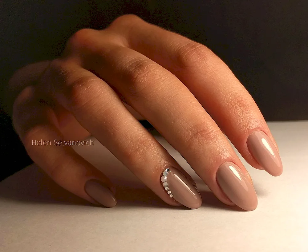 Nude manicure 2023 almond