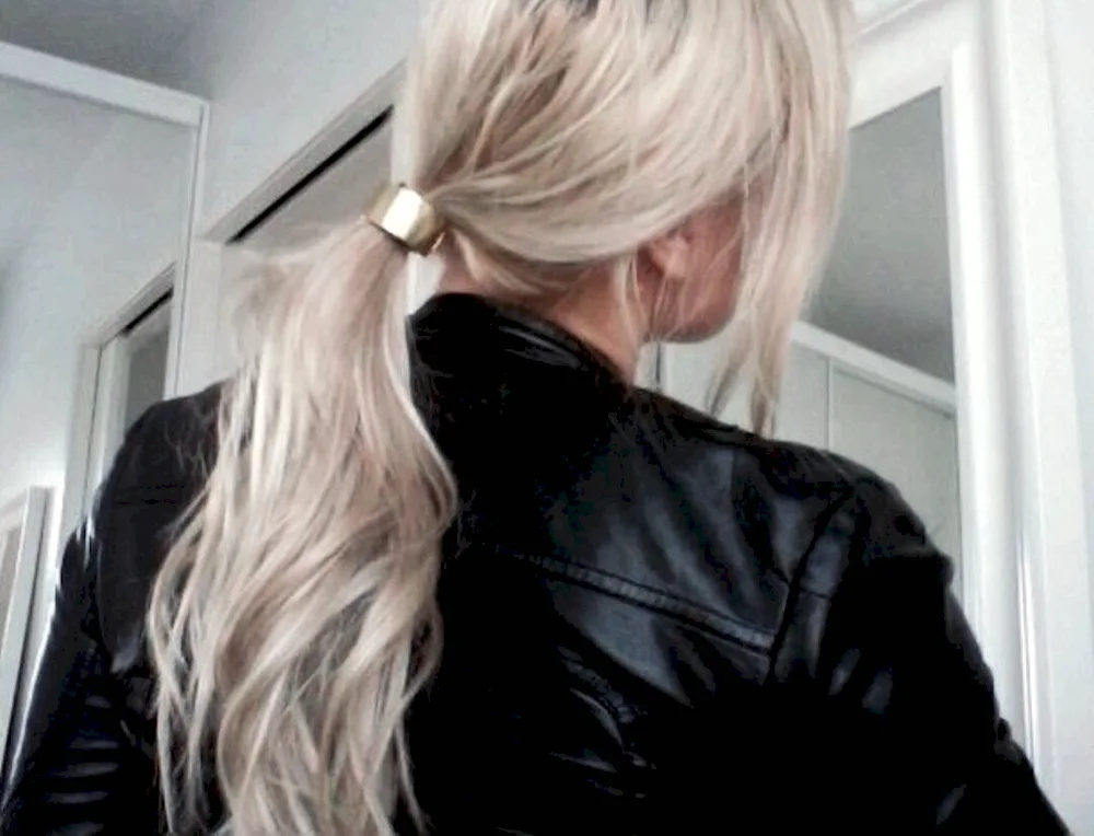 Blonde from the back
