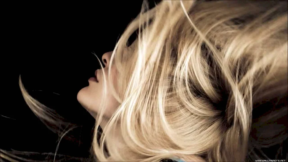 Blonde colouring