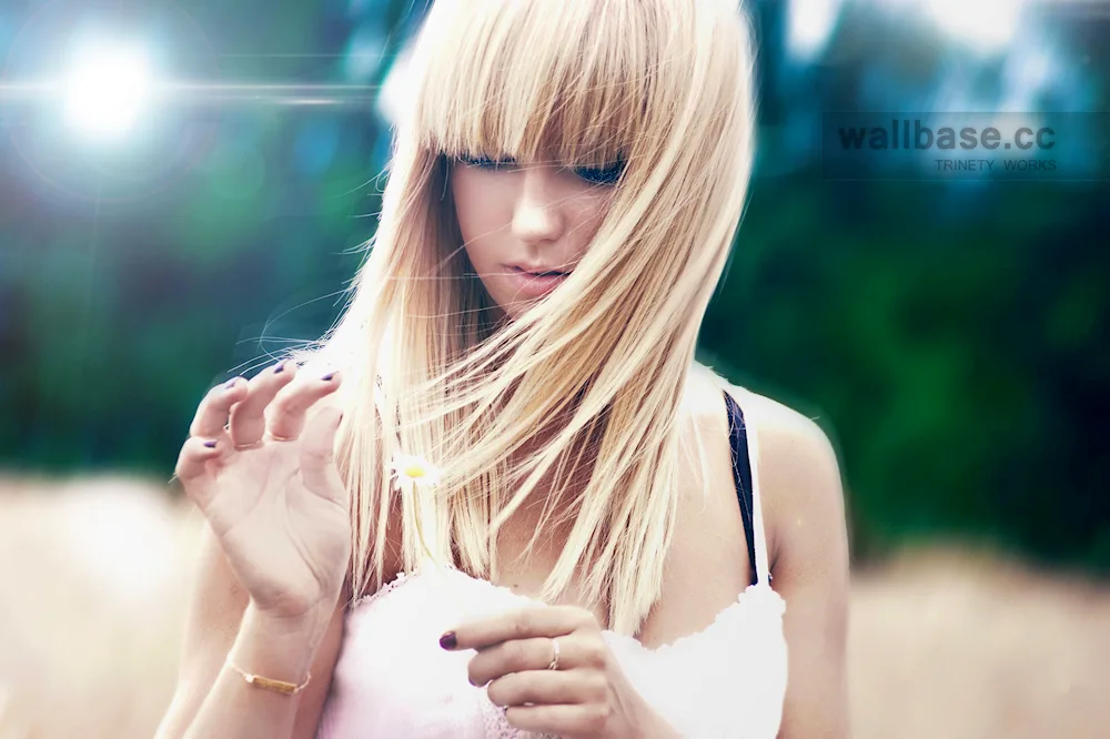 Blonde with fringes with glasses