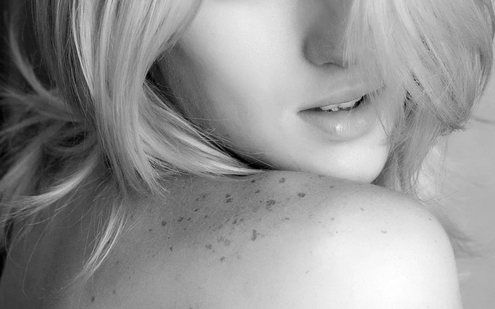 Blonde with back cut