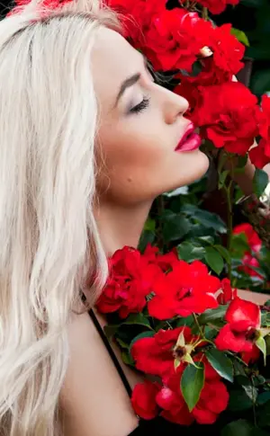 Blonde with roses