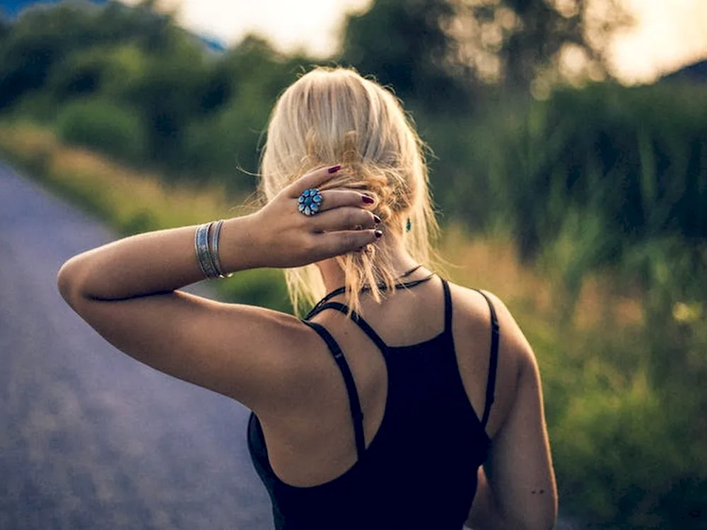 Blonde from the back