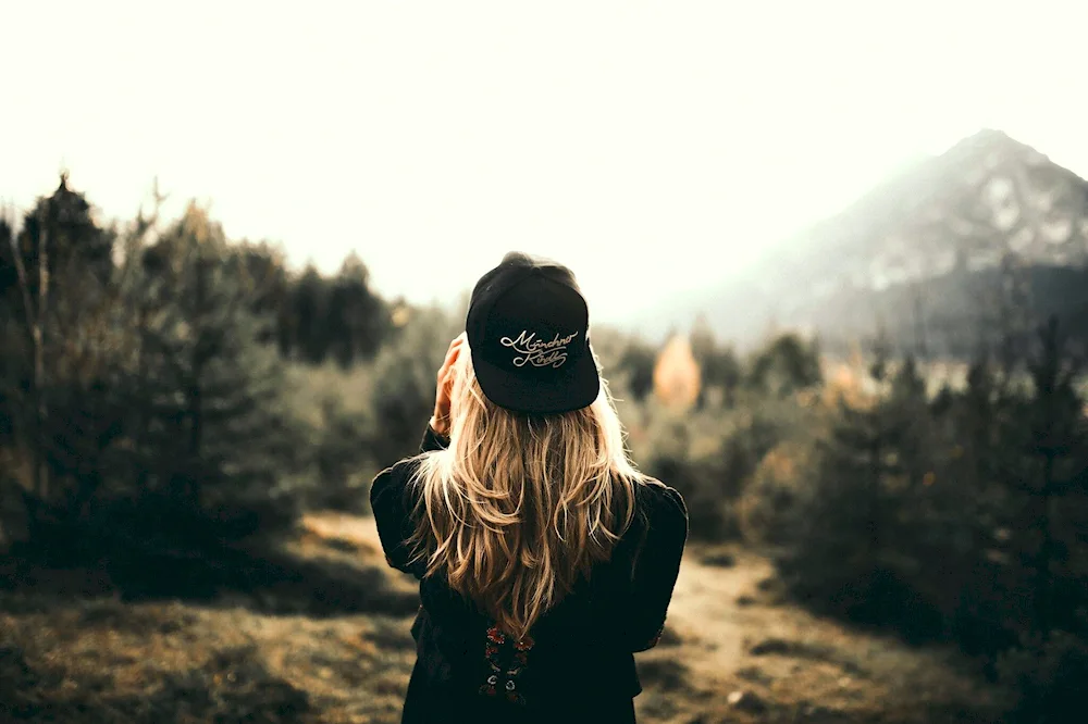 Blonde girl with a baseball cap