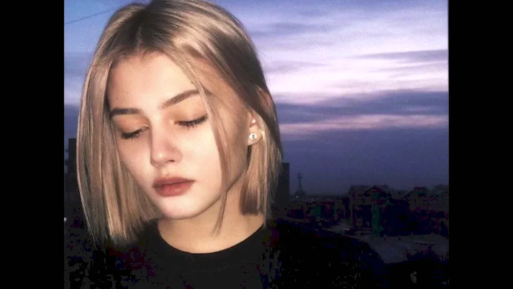 Blonde bob teens