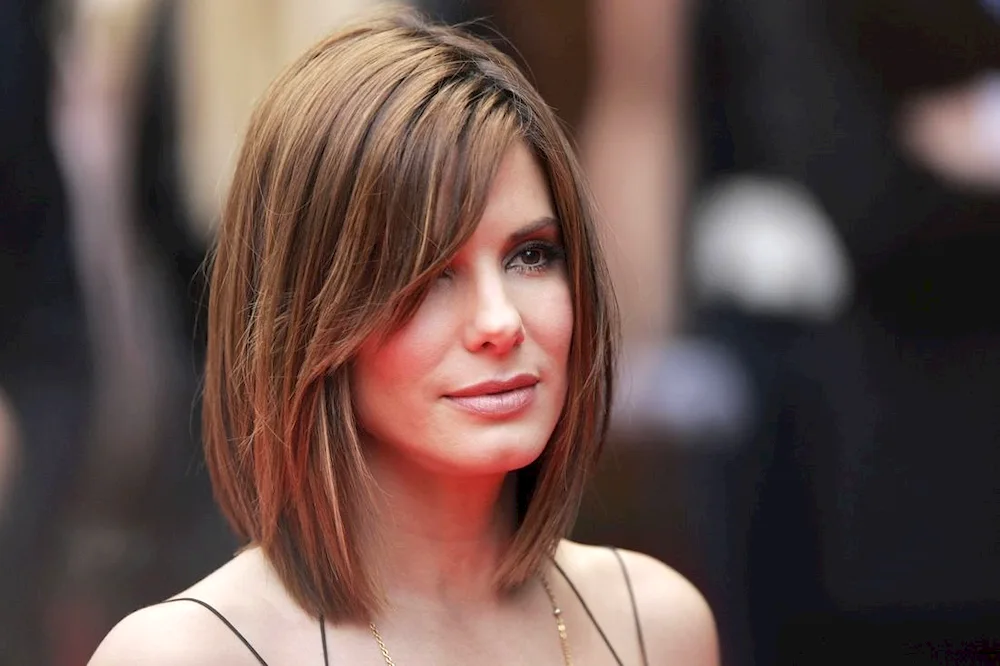 Long bob with fringes on the sides