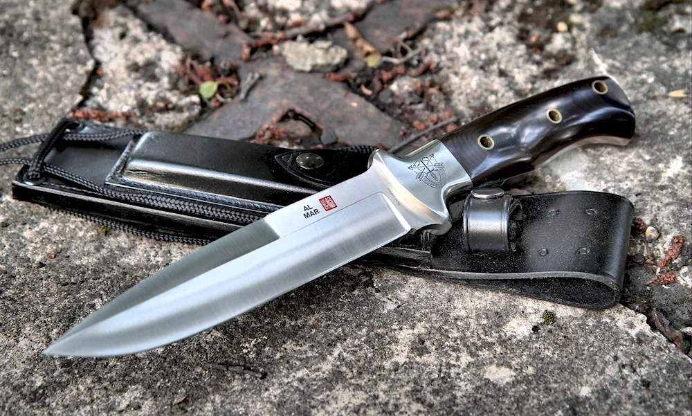 Martial knives