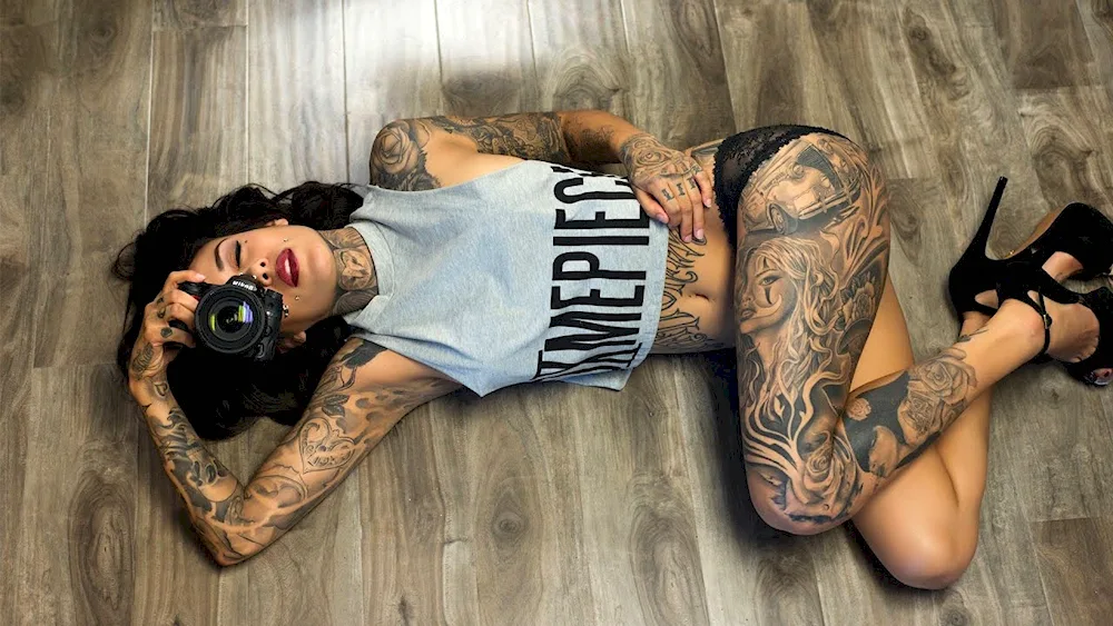 Bonnie Rotten tattooed