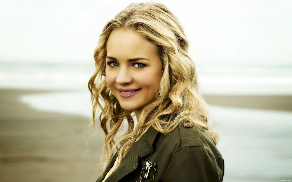 Britt Robertson. Robertson