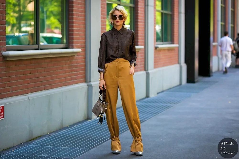 A look with wide trousers