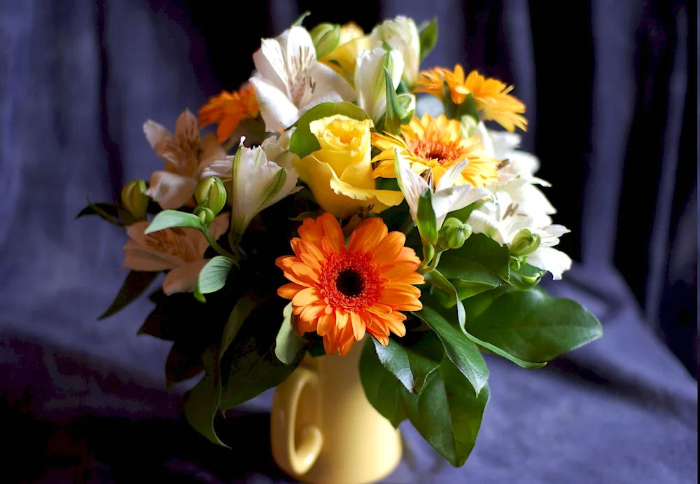 Bouquet of gerberas and daisies