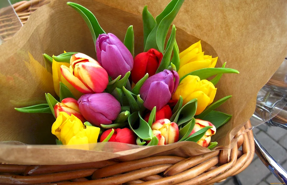 A bouquet of tulips in the apartment