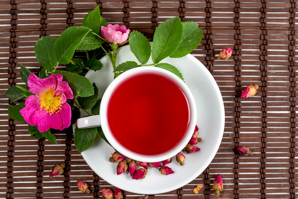 Cardade tea with raspberries and rose hips