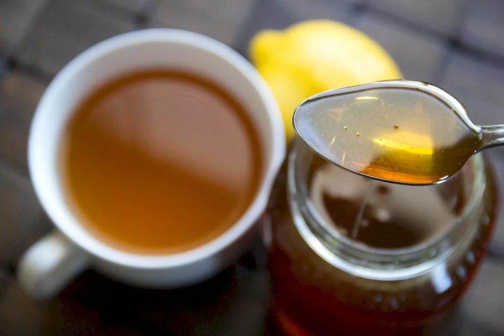 Tea with raspberry and lemon
