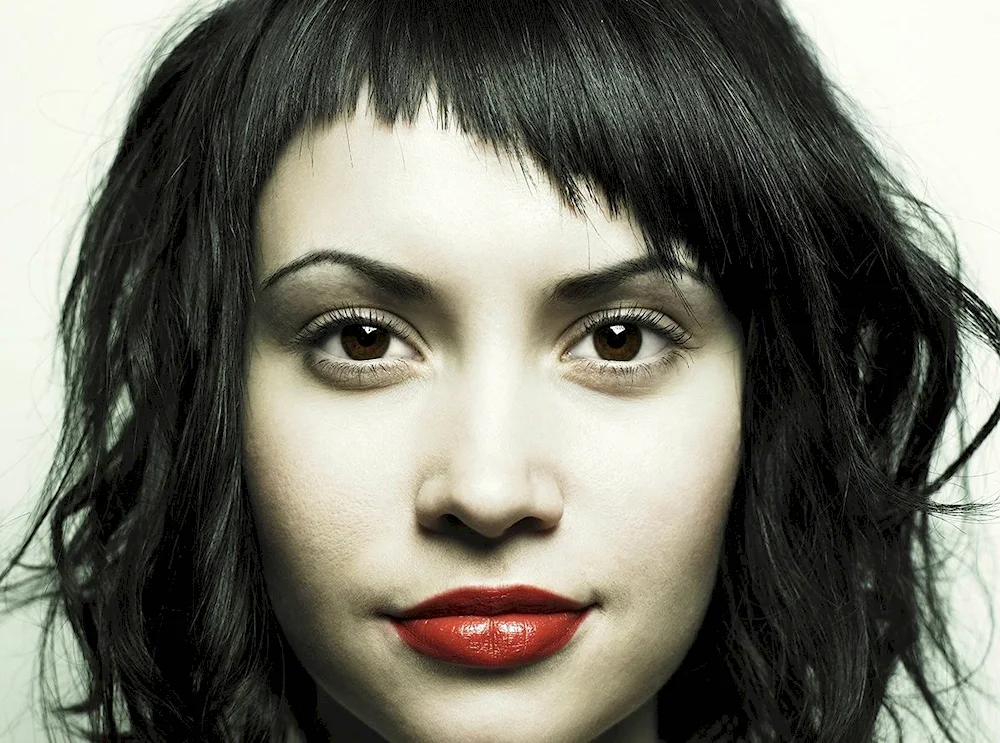 Bob bobs with bangs