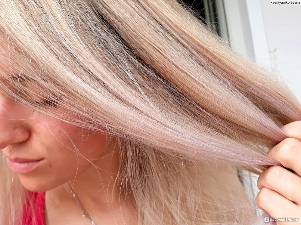 Cold blond shades with dark roots