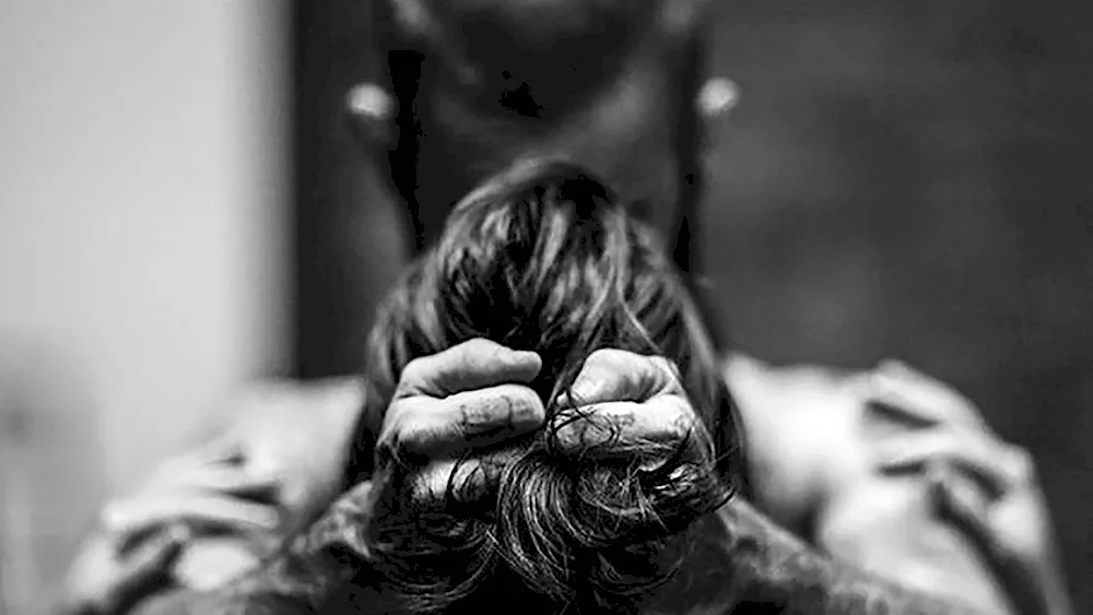 Grabbing girl's hair