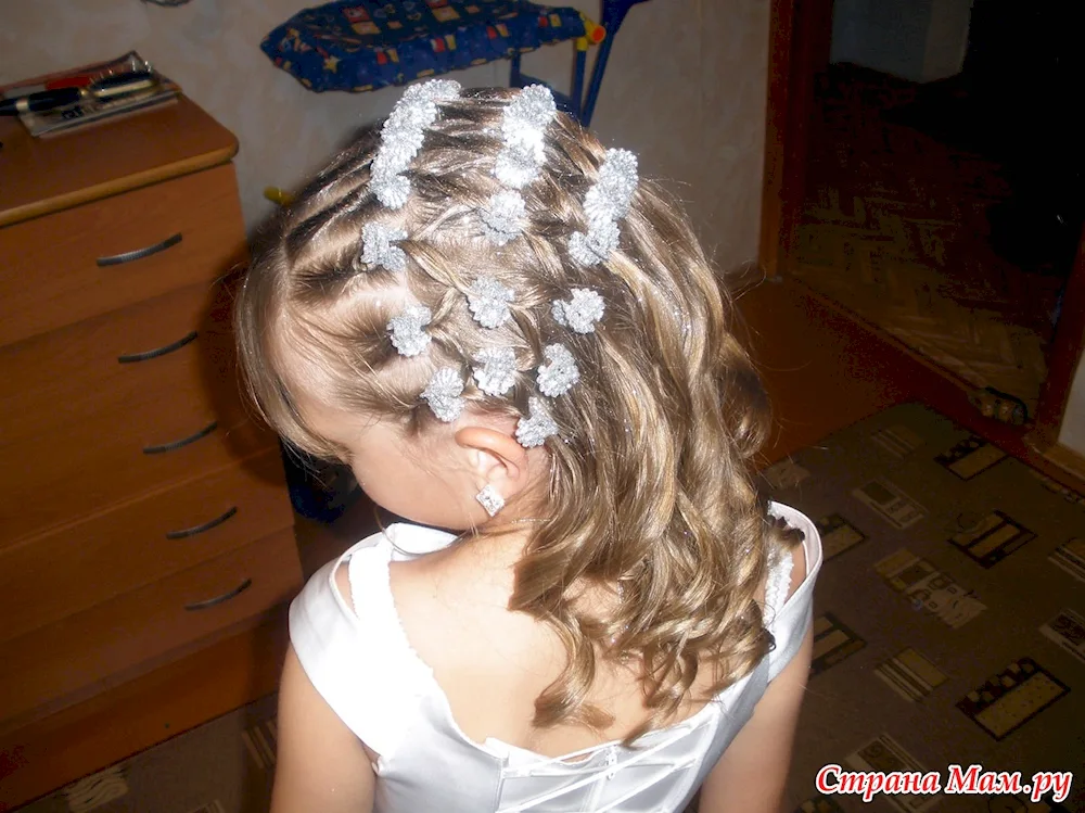 Girl prom hairstyle with crabby curls