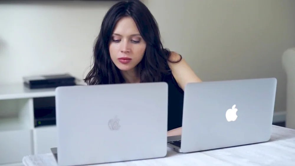 MacBook Girl