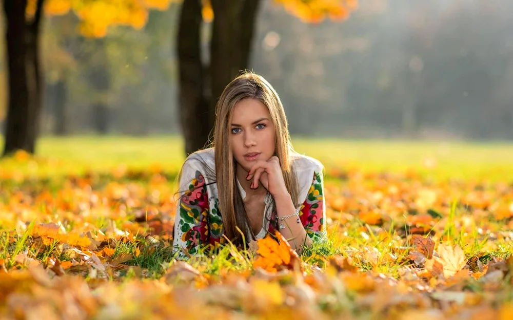 Autumn girl photo shoot in nature