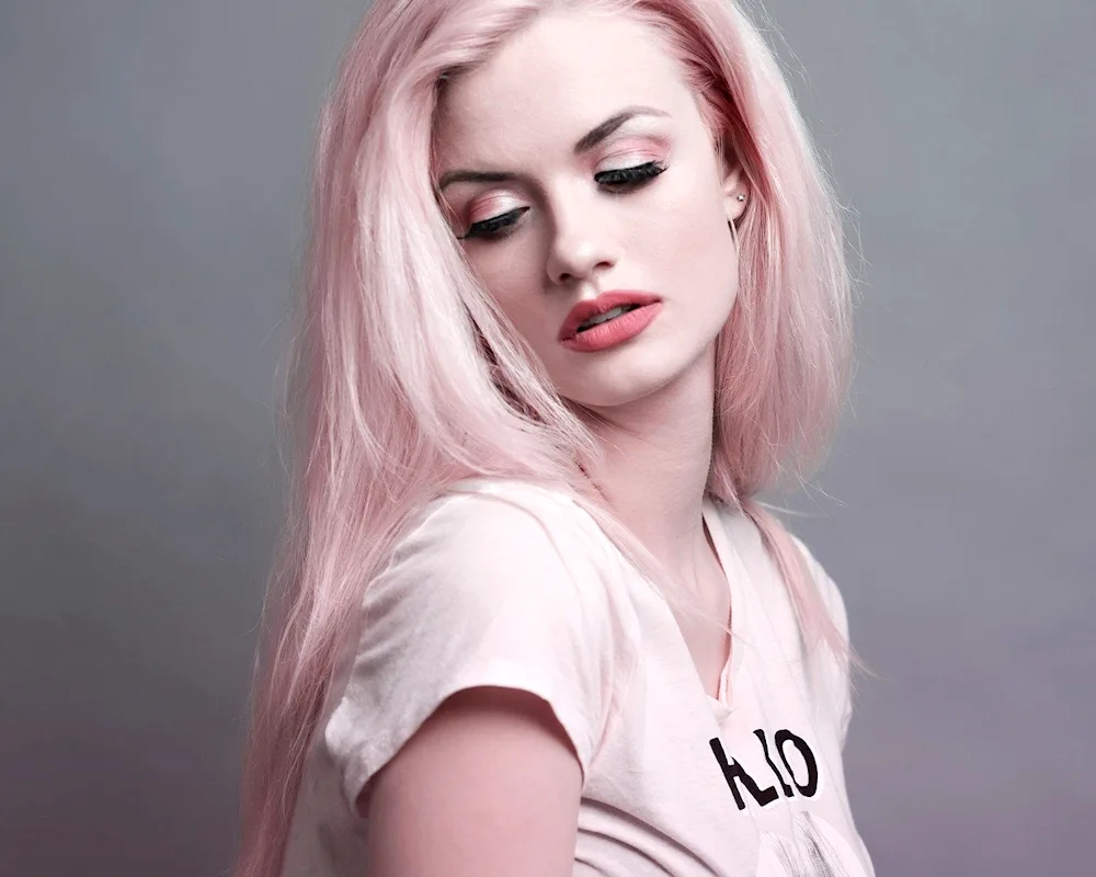 Kylie Jenner pink blond