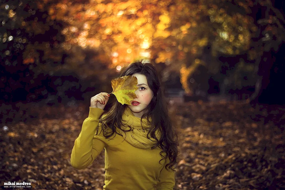 Autumn girl with a leaf