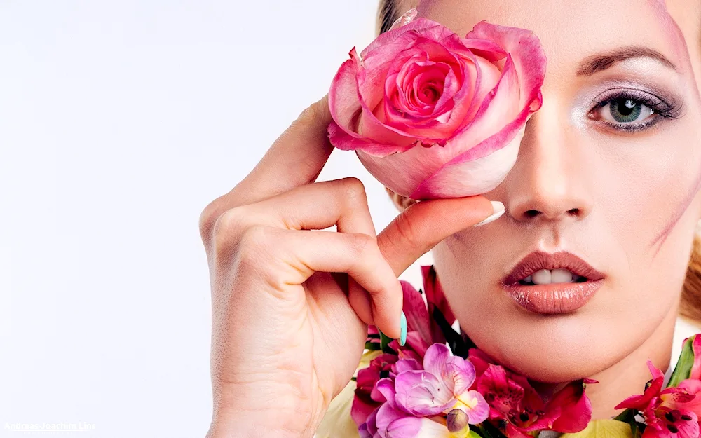 Woman's hand with flowers in her hand