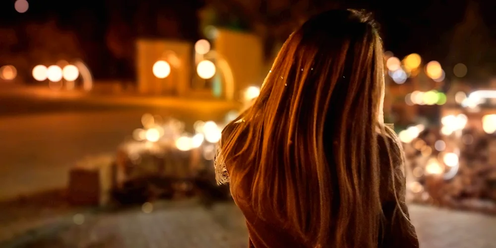 Blonde girl with baseball cap