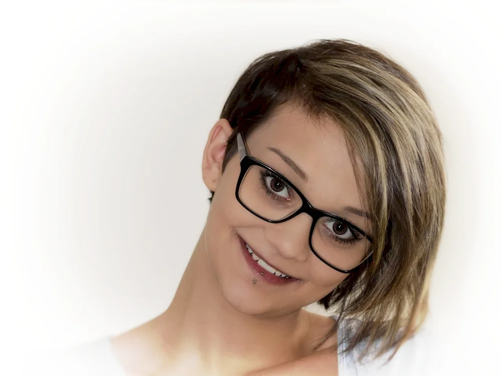 Short haircuts for girls trendy