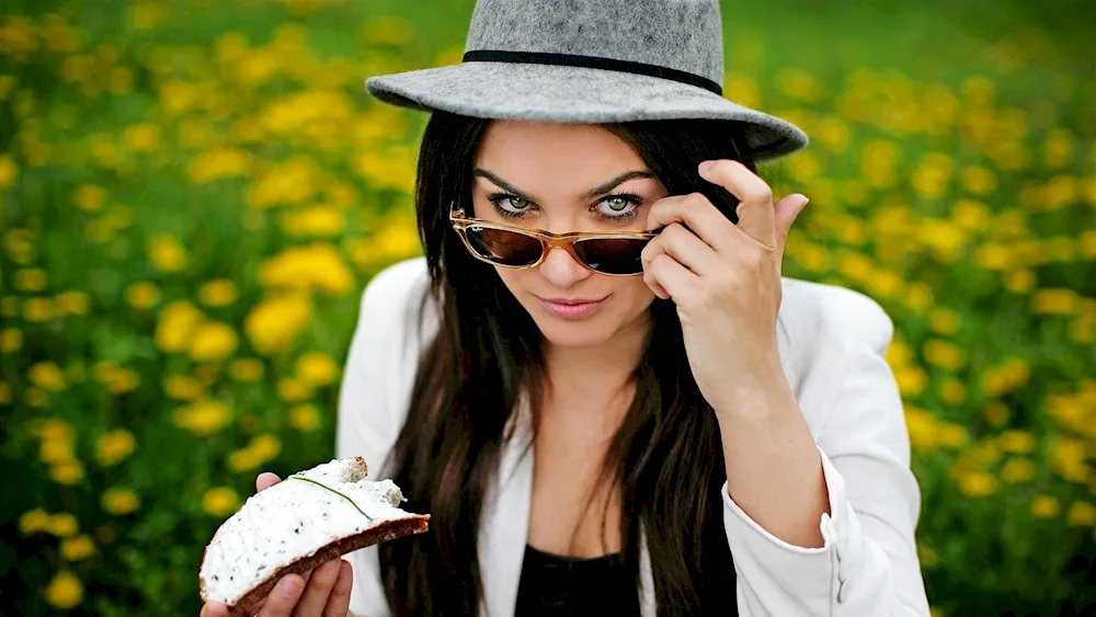 Devushka in hat and glasses