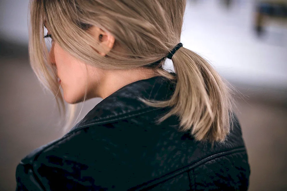 Ponytail with curls